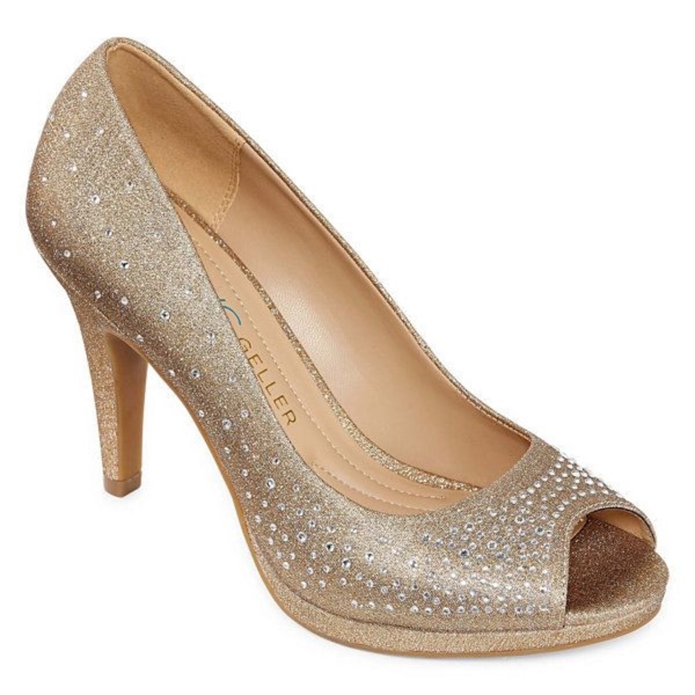 ✨NEW! AG Tayen Pumps✨